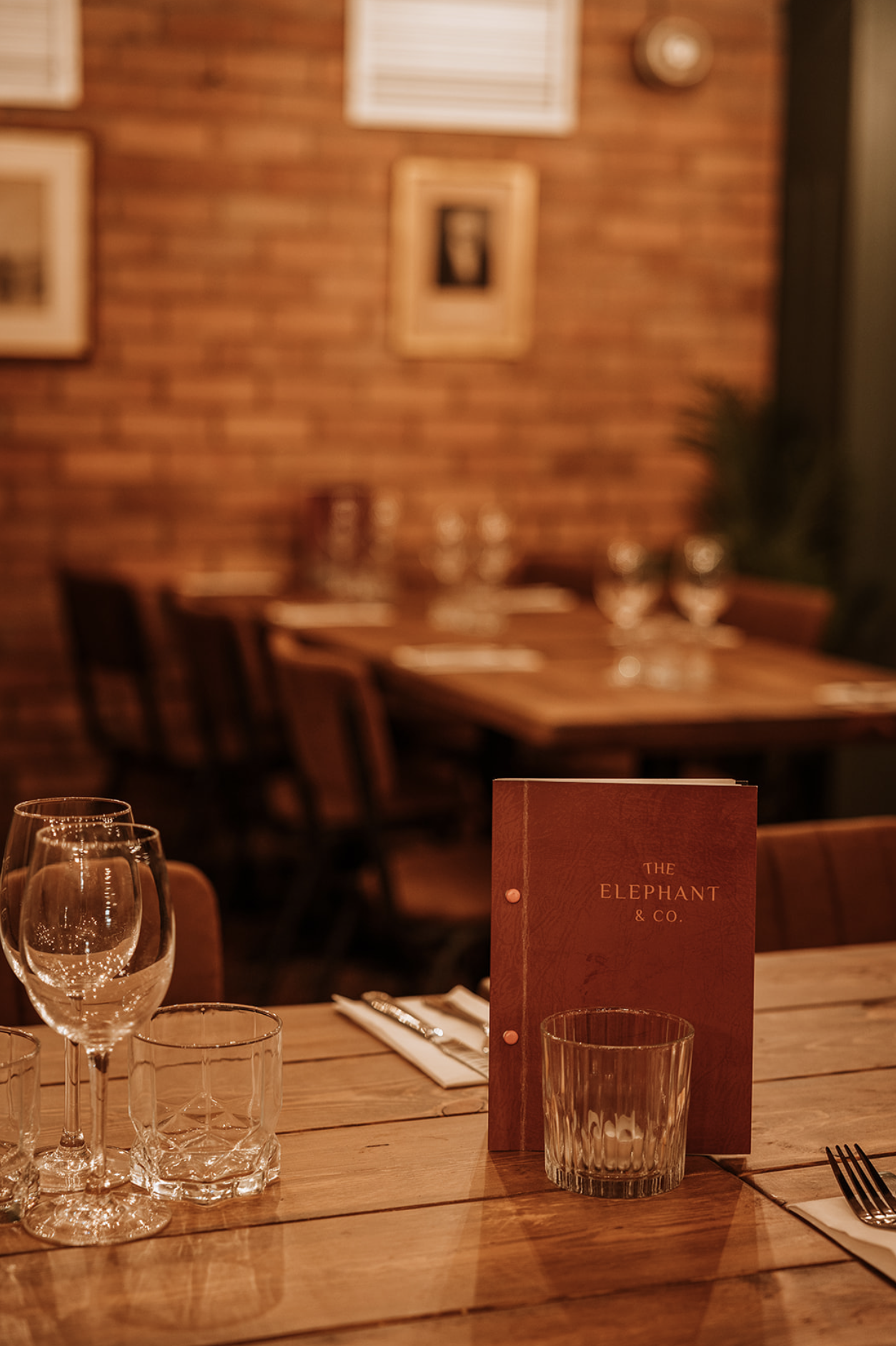 Table setting with the Elephant & Co menu, ribbed glassware and linen