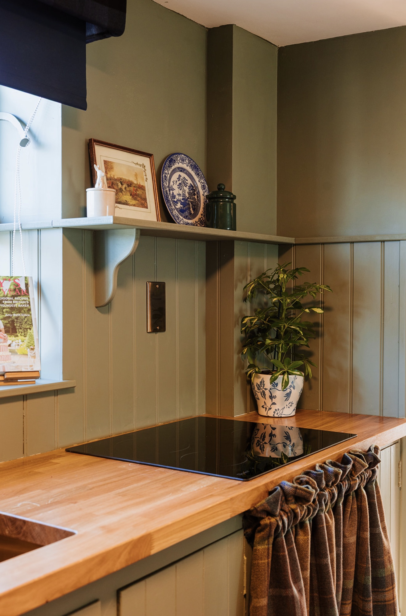 Induction hob, oak worktop and styled shelf in the Pool House kitchenette